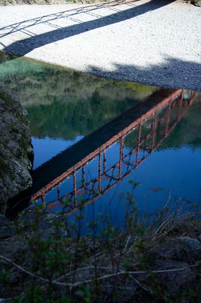 湯泉地温泉にある赤い橋