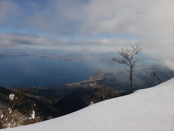 雪の比良山系ハイキング 小女郎峠から琵琶湖を眺める