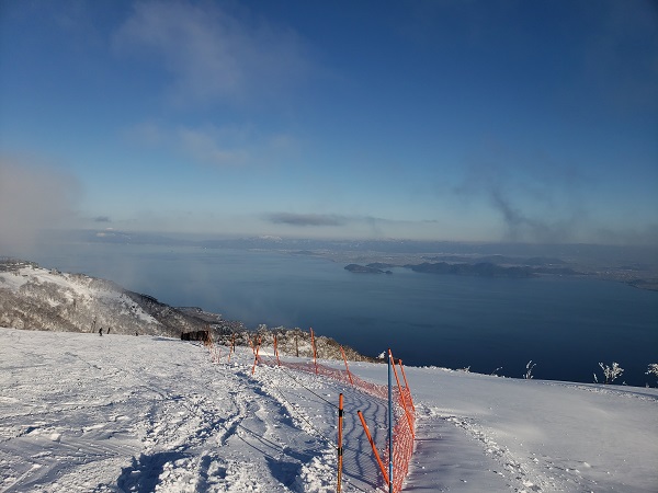 雪の比良山系ハイキング琵琶湖バレイのゲレンデから見た琵琶湖の景色