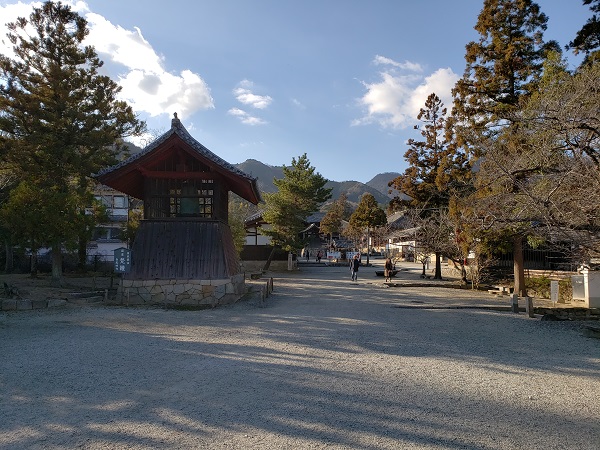 當麻寺は当麻曼荼羅を織ったとされる中将姫の伝説でも知られています