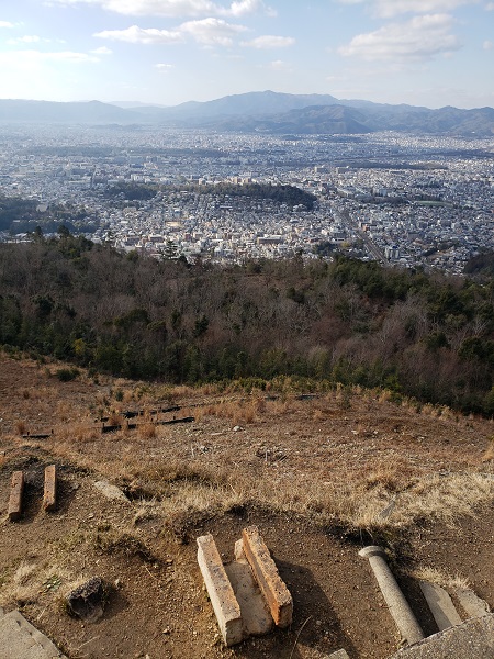 大文字の送り火が行われる火床に到着